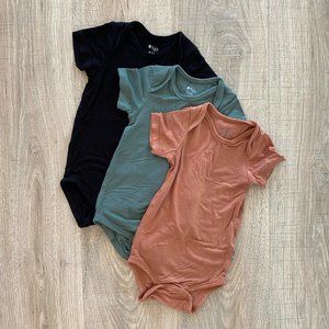*VGUC* Kyte Baby Short Sleeve Onesies - 6–12 Months - Black, Pine, and Spice